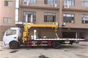 积石山附近汽车轮胎更换